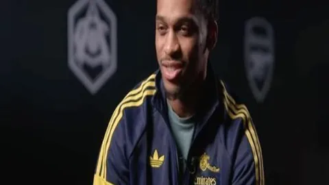 “体育瞬间：新手竖中指挑衅，C罗暴力头槌三连击将其羞辱”